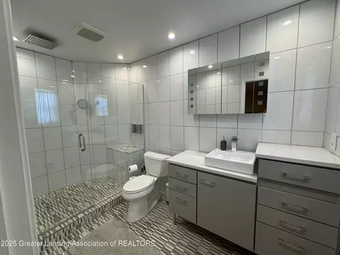 Bath - 3990 Camperdown Dr, Lansing, MI 48911 photo 3 of 3