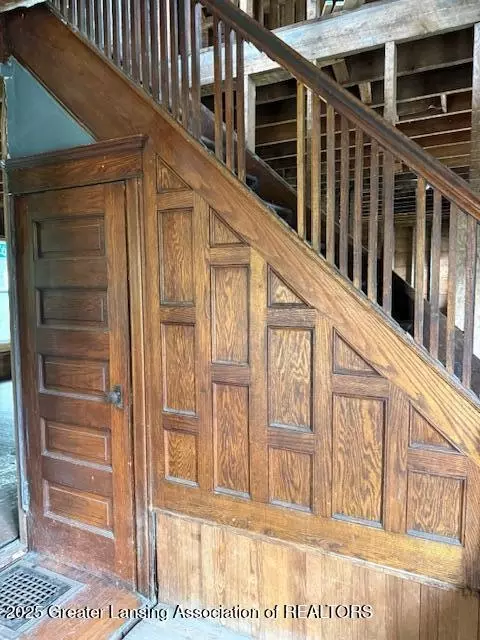 Entry Way - 910 S Jackson St, Jackson, MI 49203 photo 4 of 9