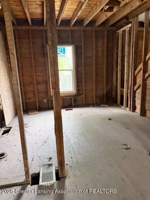 Entry Way - 910 S Jackson St, Jackson, MI 49203 photo 8 of 9