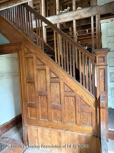 Entry Way - 910 S Jackson St, Jackson, MI 49203 photo 5 of 9