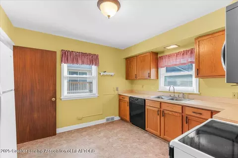 Kitchen - 1124 Pershing Ave, Lansing, MI 48910 photo 1 of 4