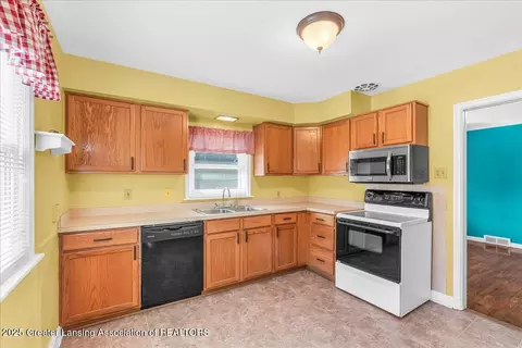 Kitchen - 1124 Pershing Ave, Lansing, MI 48910 photo 3 of 4