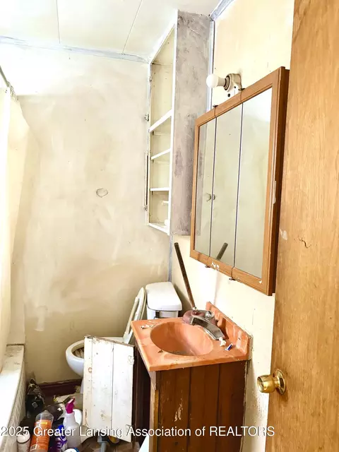 Bath - 722 Cherry St, Charlotte, MI 48813 photo 2 of 2