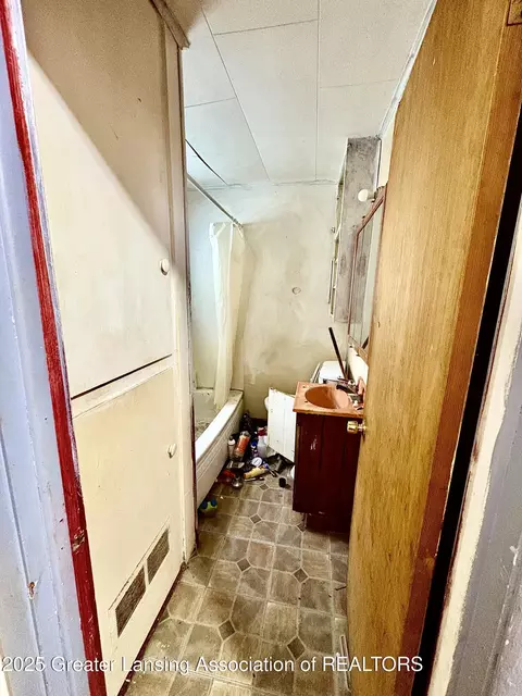 Bath - 722 Cherry St, Charlotte, MI 48813 photo 1 of 2