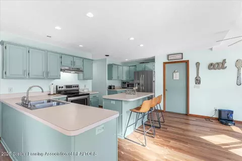 Kitchen - 7519 Echo Ln, Lansing, MI 48917 photo 2 of 3