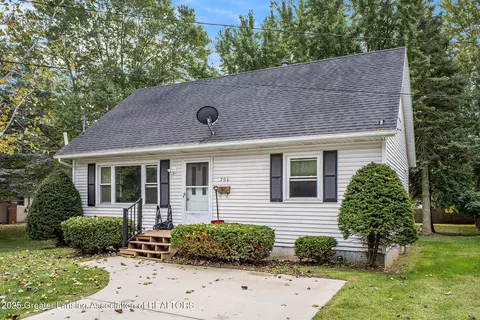 706 E Railroad St, Saint Johns, MI 48879 photo 3