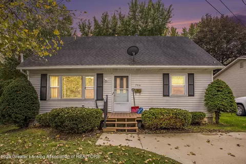 706 E Railroad St, Saint Johns, MI 48879