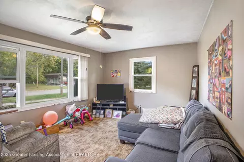 706 E Railroad St, Saint Johns, MI 48879 photo 5