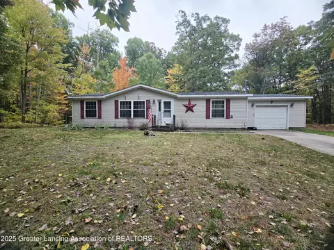 500 Mooncrest Dr, Roscommon, MI 48653