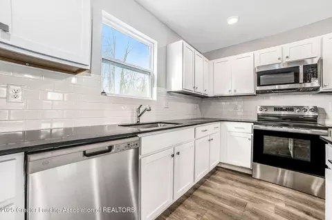 Kitchen - 2938 Moccasin Dr, Dewitt, MI 48820 photo 2 of 2