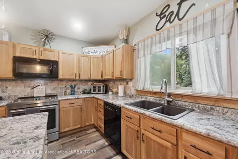 Kitchen - 1965 E Round Lake Rd, Dewitt, MI 48820 photo 4 of 5