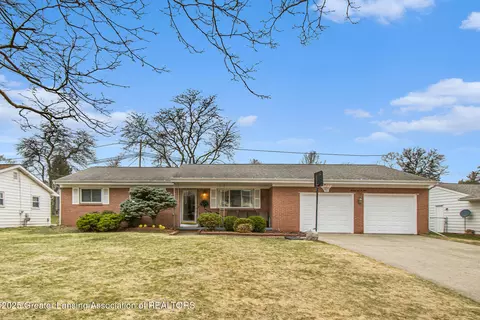 2601 Newport Dr, Lansing, MI 48906