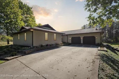 15615 Upton Rd, East Lansing, MI 48823