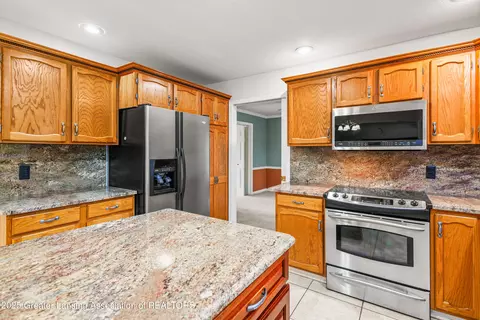 Kitchen - 746 Tanbark Dr, Dimondale, MI 48821 photo 4 of 4