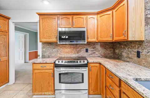 Kitchen - 746 Tanbark Dr, Dimondale, MI 48821 photo 3 of 4