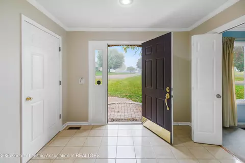 Entry Way - 746 Tanbark Dr, Dimondale, MI 48821 photo 2 of 12