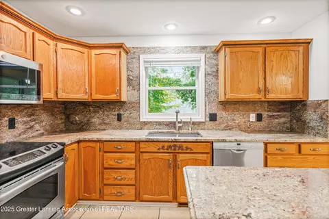 Kitchen - 746 Tanbark Dr, Dimondale, MI 48821 photo 2 of 4