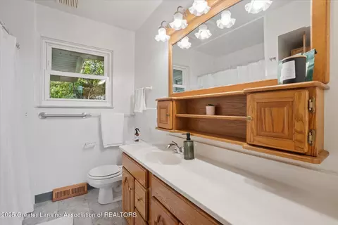 Bath - 502 E Mcconnell St, Saint Johns, MI 48879 photo 1 of 2