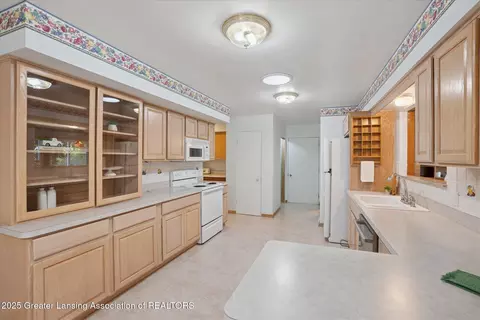 Kitchen - 502 E Mcconnell St, Saint Johns, MI 48879 photo 2 of 5