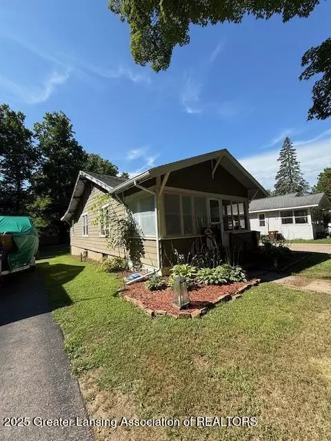 210 Diana St, Eaton Rapids, MI 48827