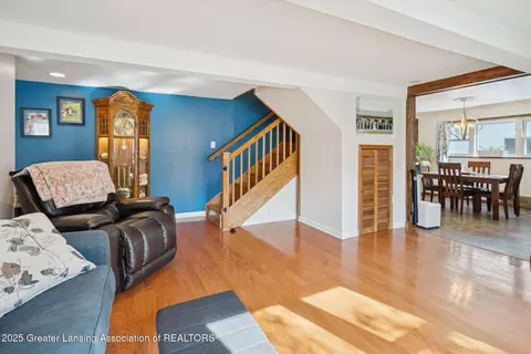 Entry Way - 230 W Washington St, Maple Rapids, MI 48853 photo 4 of 6