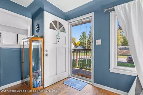 Entry Way - 921 Dingwall Dr, Owosso, MI 48867 photo 1 of 4