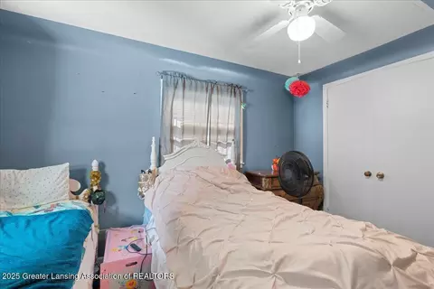 Bedroom - 921 Dingwall Dr, Owosso, MI 48867 photo 2 of 4