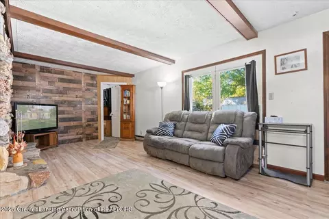 Living - 921 Dingwall Dr, Owosso, MI 48867 photo 1 of 1