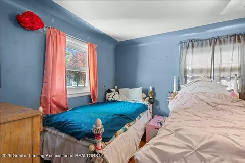 Bedroom - 921 Dingwall Dr, Owosso, MI 48867 photo 1 of 4
