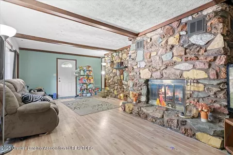Entry Way - 921 Dingwall Dr, Owosso, MI 48867 photo 3 of 4