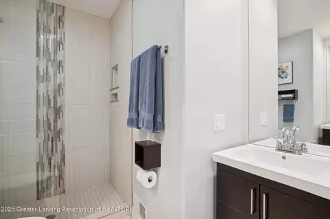 Bath - 411 Bubbling Spring Ct, Mason, MI 48854 photo 5 of 6