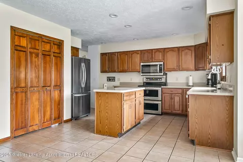 5918 Eagles Way, Haslett, MI 48840 photo 11