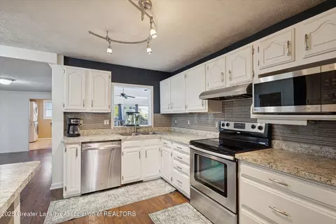 Kitchen - 1600 W Locher Rd, Dewitt, MI 48820 photo 2 of 3