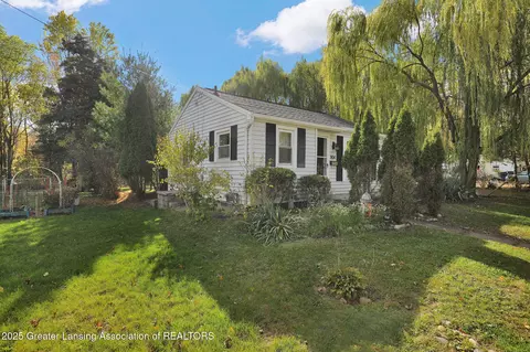 904 Pacific Ave, Lansing, MI 48910