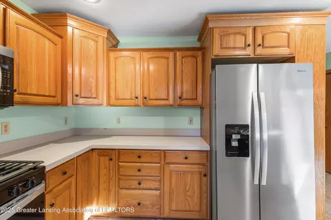 Kitchen - 1155 W Maple Rapids Rd, Saint Johns, MI 48879 photo 3 of 4