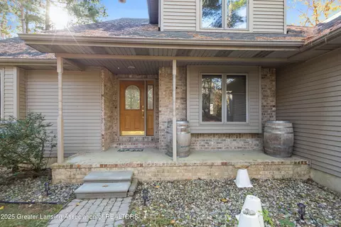 Exterior - 1155 W Maple Rapids Rd, Saint Johns, MI 48879 photo 2 of 9