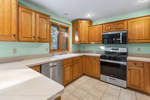 Kitchen - 1155 W Maple Rapids Rd, Saint Johns, MI 48879 photo 2 of 4