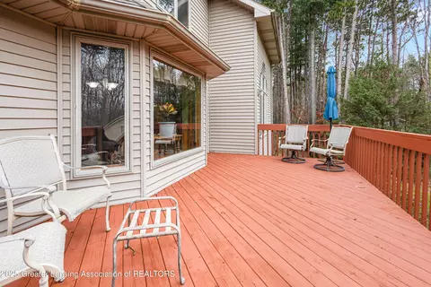 Exterior - 1155 W Maple Rapids Rd, Saint Johns, MI 48879 photo 6 of 9
