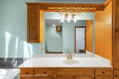 Bath - 1155 W Maple Rapids Rd, Saint Johns, MI 48879 photo 4 of 12