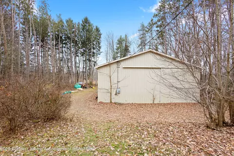 Exterior - 1155 W Maple Rapids Rd, Saint Johns, MI 48879 photo 7 of 9