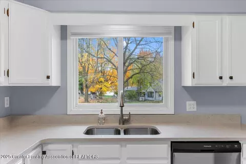 Kitchen - 1511 Waxwing Dr, Dewitt, MI 48820 photo 2 of 3