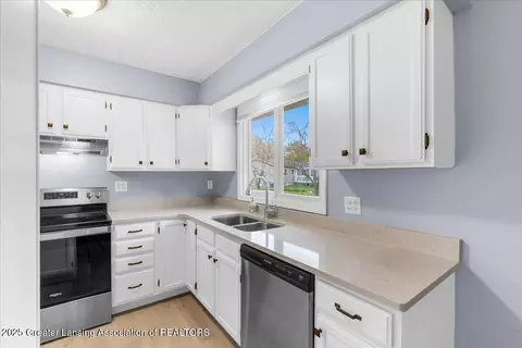Kitchen - 1511 Waxwing Dr, Dewitt, MI 48820 photo 3 of 3