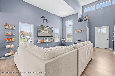 Entry Way - 8585 Jacaranda Dr, Dimondale, MI 48821 photo 5 of 8