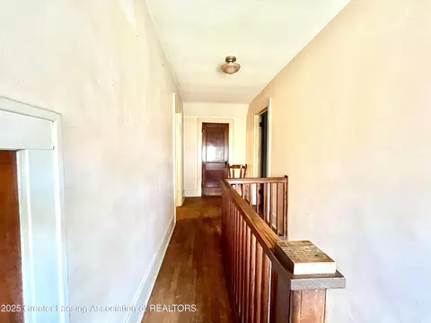 Entry Way - 713 E Cavanaugh Rd, Lansing, MI 48910 photo 2 of 2