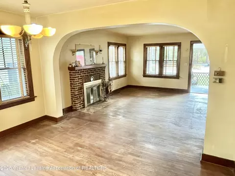 Living - 713 E Cavanaugh Rd, Lansing, MI 48910 photo 5 of 6