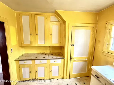 Kitchen - 713 E Cavanaugh Rd, Lansing, MI 48910 photo 2 of 5
