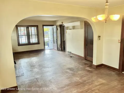 Living - 713 E Cavanaugh Rd, Lansing, MI 48910 photo 4 of 6