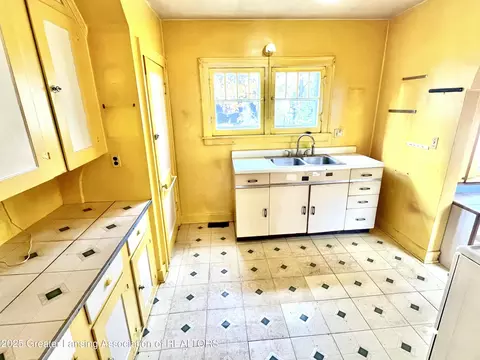 Kitchen - 713 E Cavanaugh Rd, Lansing, MI 48910 photo 1 of 5