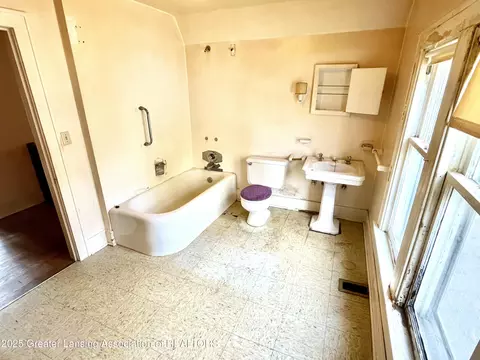 Bath - 713 E Cavanaugh Rd, Lansing, MI 48910 photo 2 of 2