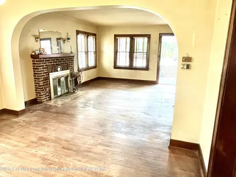 Living - 713 E Cavanaugh Rd, Lansing, MI 48910 photo 6 of 6